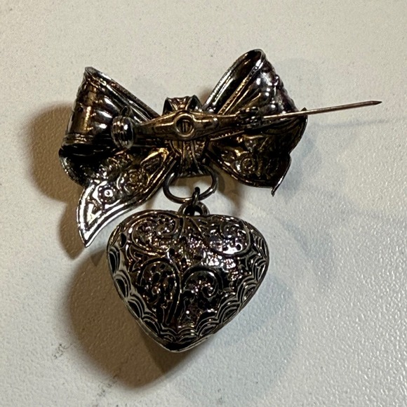 Vintage Bow Heart Dangle Brooch Dark Silver Tone Detailed Elegant Pin - Picture 3 of 3